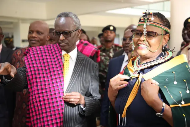 Jaji Mkuu Martha Koome (kulia) akiwa ameandamana na Jaji wa Mahakama ya Juu Isaac Lenaola wakati wa uzinduzi wa mahakama katika kaunti ya Samburu