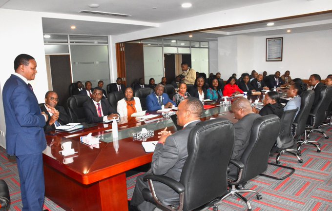 Waziri Dkt. Alfred Mutua wakati akikutana na timu ya itifaki Jumatatu