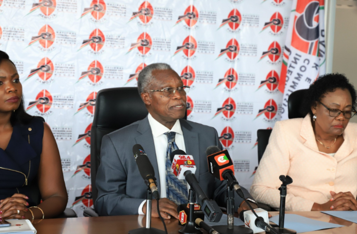 Mwenyekiti wa NCIC Samuel Kobia akiwahutubia wanahabari katika mkutano wa awali, akiwa ameandamana na wenzake.