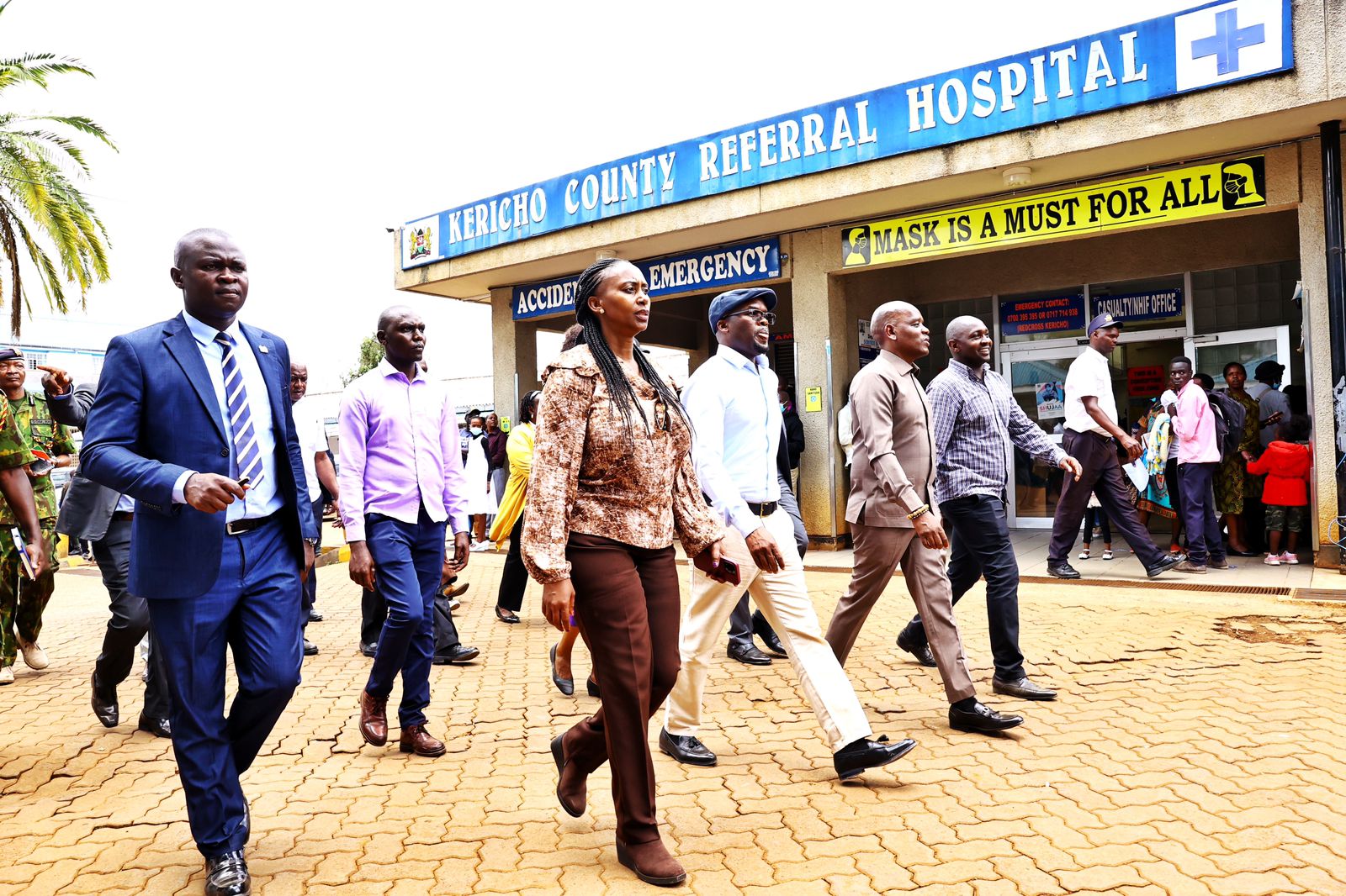 Makatibu Mary Muthoni wa Afya ya Umma na Dkt. Raymond Omollo na wengineo wakizuru Hospitali ya Rufaa ya Kericho