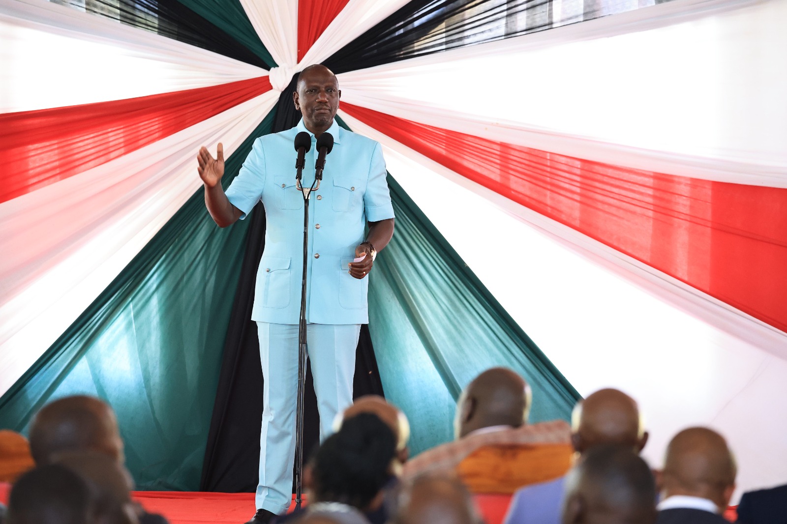 Rais William Ruto akiwahutubia viongozi wa magharibi katika Ikulu Ndogo ya Kakamega