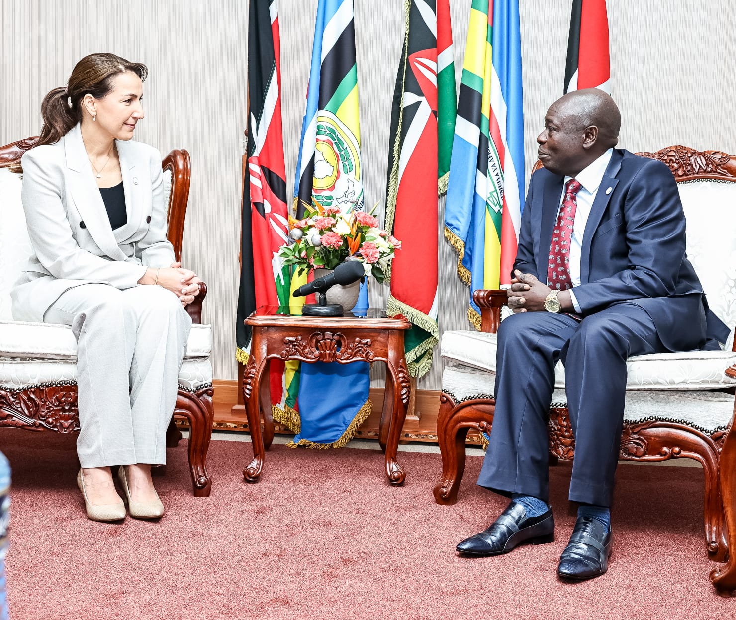 Naibu Rais Rigathi Gachagua (kulia) alipokutana na Waziri wa Mazingira na Mabadiliko ya Tabia Nchi wa UAE Mariam Almheiri