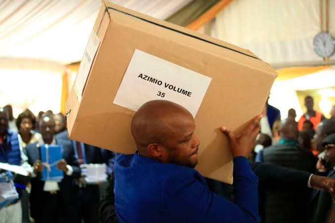 Mbunge wa Lang'ata Felix Odiwuor almaarufu Jalang'o akibeba boksi la ushahidi wakati wa kesi ya Azimio