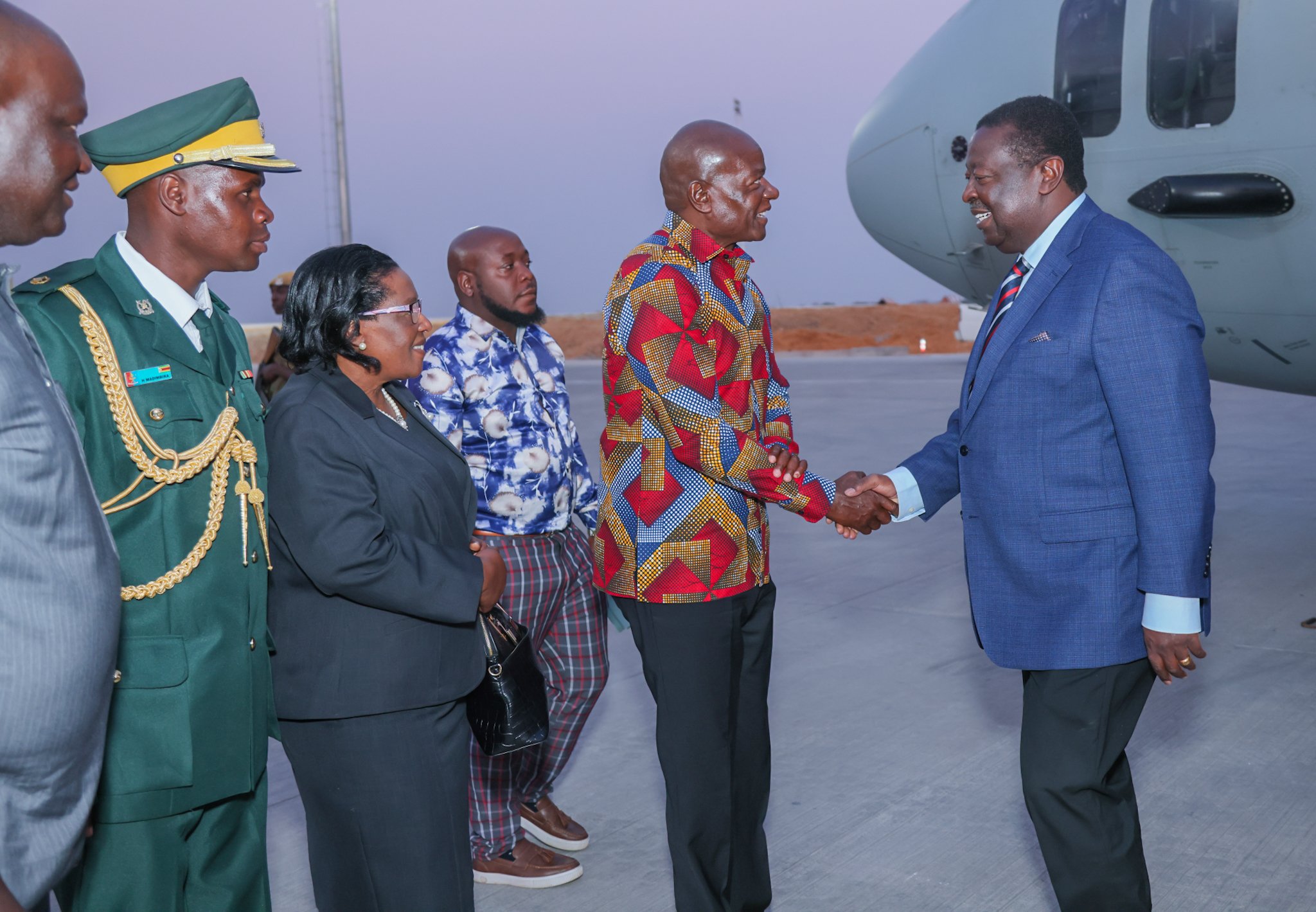 Waziri Musalia Mudavadi akipokelewa baada ya kuwasili nchini Zimbabwe