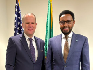 Bihi Iman Egeh (Kulia) na Eric Meyer (Kushoto).