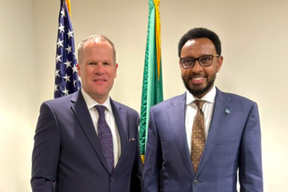 Bihi Iman Egeh (Kulia) na Eric Meyer (Kushoto).