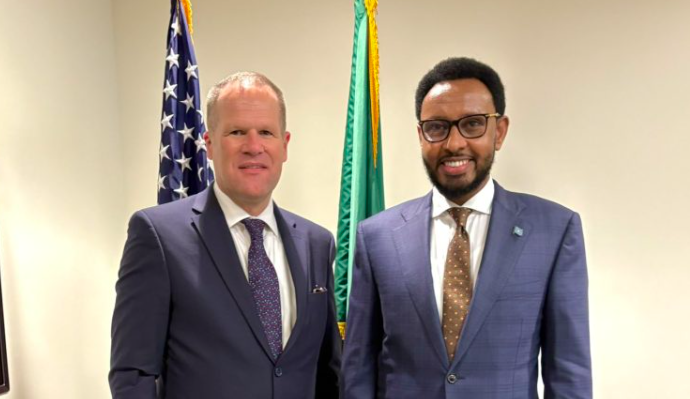 Bihi Iman Egeh (Kulia) na Eric Meyer (Kushoto).