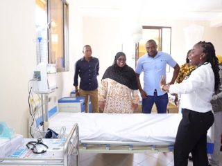 Gavana wa Kwale Fatuma Achani akifungua rasmi wodi ya wagonjwa katika Kituo cha Afya cha Mwanda kilichoko Mwavumbo