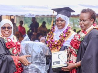 Gavana wa Kwale Fatuma Achani akimzawadi mwanafunzi aliyefuzu.