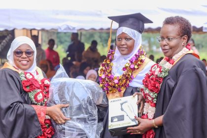 Gavana wa Kwale Fatuma Achani akimzawadi mwanafunzi aliyefuzu.