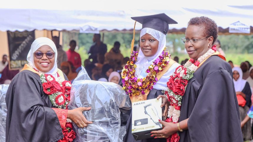 Gavana wa Kwale Fatuma Achani akimzawadi mwanafunzi aliyefuzu.